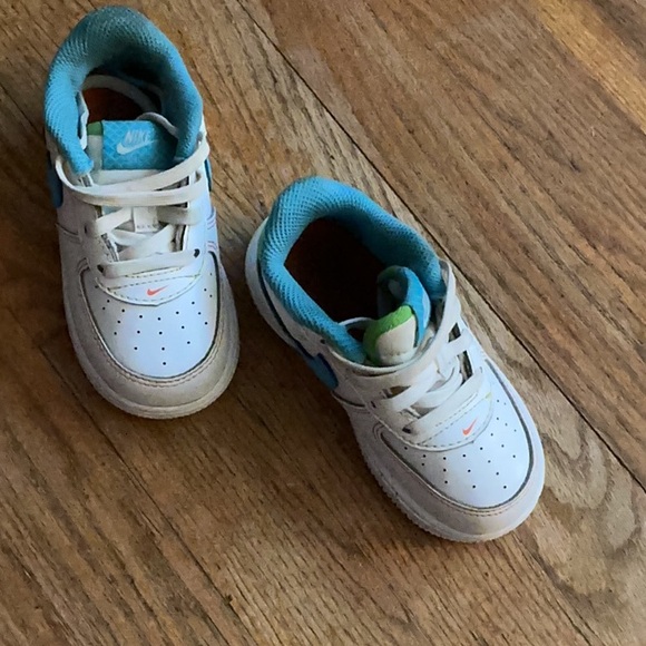 Nike White and Blue Low-Top Sneakers with Leather Upper - Picture 4 of 4